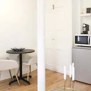 https://hostnfly-apartments-superb-studio-in-a-dynamic-neighborhood.fr-paris.fr